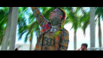 Baise au bord dans la piscine