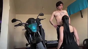 ¡la puta de mi vecina me paga el parqueadero con su coño apretado y con su gran culo