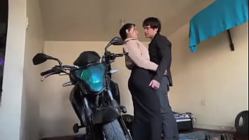 ¡la puta de mi vecina me paga el parqueadero con su coño apretado y con su gran culo