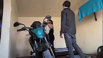 ¡la puta de mi vecina me paga el parqueadero con su coño apretado y con su gran culo