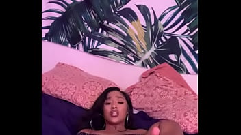 Fine chick rub her pussy