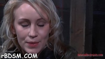 Minx spreads her legs and masturbates