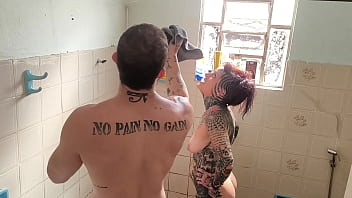 Meu meio irmao me comeu no banho