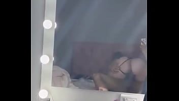 Chica joven culona saltando en una rica verga