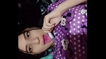 La vecina latina cachonda entra y ve a su vecino blanco masturbándose