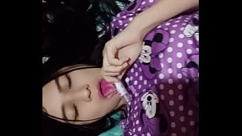 La vecina latina cachonda entra y ve a su vecino blanco masturbándose