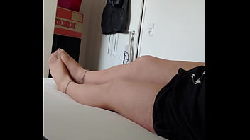 Nylonjunge im nachthemd und strumpfhose