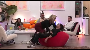 Qui sera le prochain à jouir de ma fameuse lap dance