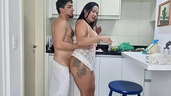 Milf safada seduzindo o filho do patrão