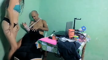 Flaca colombiana sedienta de una buena polla y se mastuba rico su gran coño