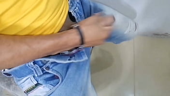 Flaca colombiana sedienta de una buena polla y se mastuba rico su gran coño