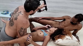 Novinha karina mello na putaria com dois amigos no motel deixou botar no cu e fez dp