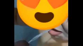 Humilhei minha esposa como cadela de quintal mijando na boca dela