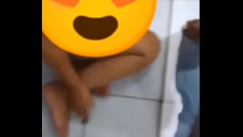 Humilhei minha esposa como cadela de quintal mijando na boca dela