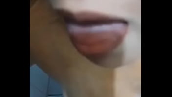 Humilhei minha esposa como cadela de quintal mijando na boca dela