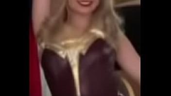 Tik toker putita moviendo las ricas nalgas en mini falda azul