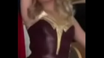 Tik toker putita moviendo las ricas nalgas en mini falda azul