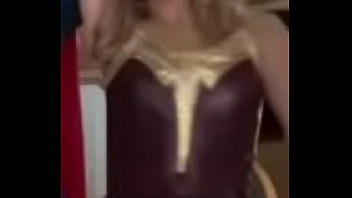 Tik toker putita moviendo las ricas nalgas en mini falda azul