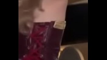 Tik toker putita moviendo las ricas nalgas en mini falda azul