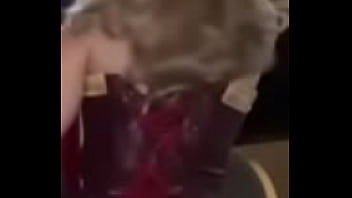 Tik toker putita moviendo las ricas nalgas en mini falda azul