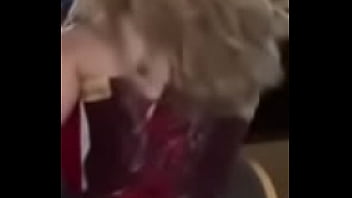 Tik toker putita moviendo las ricas nalgas en mini falda azul