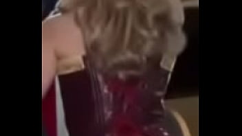 Tik toker putita moviendo las ricas nalgas en mini falda azul