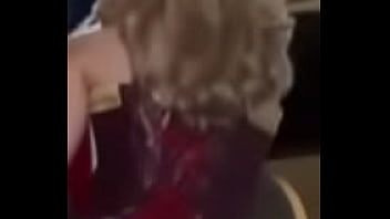 Tik toker putita moviendo las ricas nalgas en mini falda azul