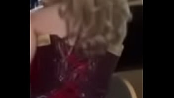 Tik toker putita moviendo las ricas nalgas en mini falda azul