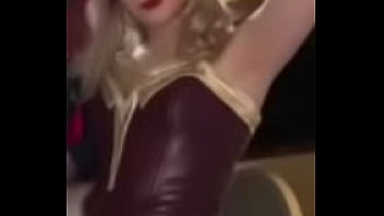 Tik toker putita moviendo las ricas nalgas en mini falda azul