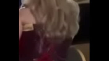 Tik toker putita moviendo las ricas nalgas en mini falda azul