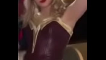 Tik toker putita moviendo las ricas nalgas en mini falda azul