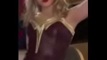 Tik toker putita moviendo las ricas nalgas en mini falda azul