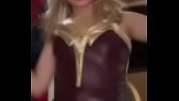 Tik toker putita moviendo las ricas nalgas en mini falda azul