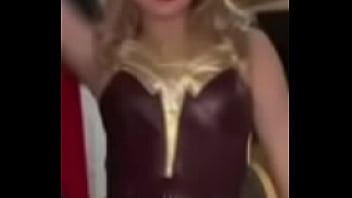 Tik toker putita moviendo las ricas nalgas en mini falda azul