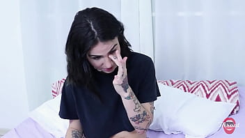 Preenchendo a boca da minha meia irmã com minha rola