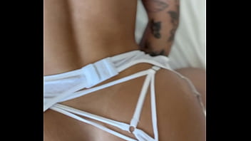 Meu amigo negão fodedor colocou a piroca inteira até o fundo e me fez gemer muito