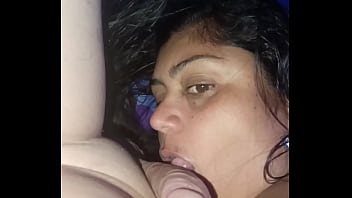 Mi maestra colombiana chupa mi verga hasta obtener un dulce orgasmo