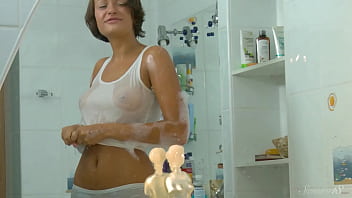 Young slut flavia is pleasing her cunt with a handheld shower