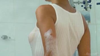 Young slut flavia is pleasing her cunt with a handheld shower