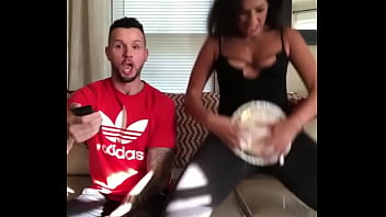 Liz la pishulita tienta a lucas