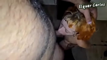 Ruiva tatuada rebolando em quatro na pica