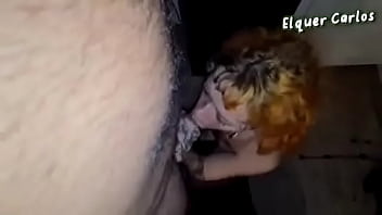 Ruiva tatuada rebolando em quatro na pica