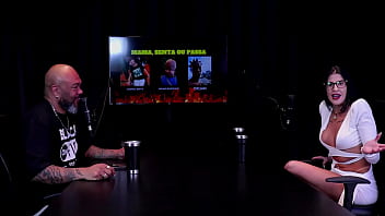 Morena safada faz um stripper mostrando seus peitos e a buceta após responder em quem mama senta ou passa leticia braga watch sheer red