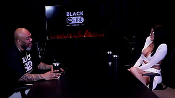 Morena safada faz um stripper mostrando seus peitos e a buceta após responder em quem mama senta ou passa leticia braga watch sheer red