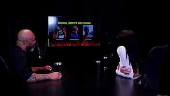 Morena safada faz um stripper mostrando seus peitos e a buceta após responder em quem mama senta ou passa leticia braga watch sheer red