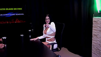 Morena safada faz um stripper mostrando seus peitos e a buceta após responder em quem mama senta ou passa leticia braga watch sheer red