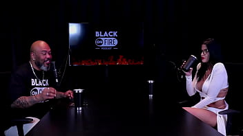 Morena safada faz um stripper mostrando seus peitos e a buceta após responder em quem mama senta ou passa leticia braga watch sheer red