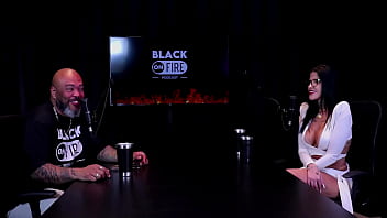 Morena safada faz um stripper mostrando seus peitos e a buceta após responder em quem mama senta ou passa leticia braga watch sheer red