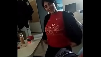 20 añitos y le encanta comer pollas grandes y atragantarse con ellas