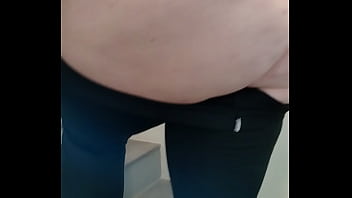 Priscila em calça transparente sem calcinha se exibindo em escada publica